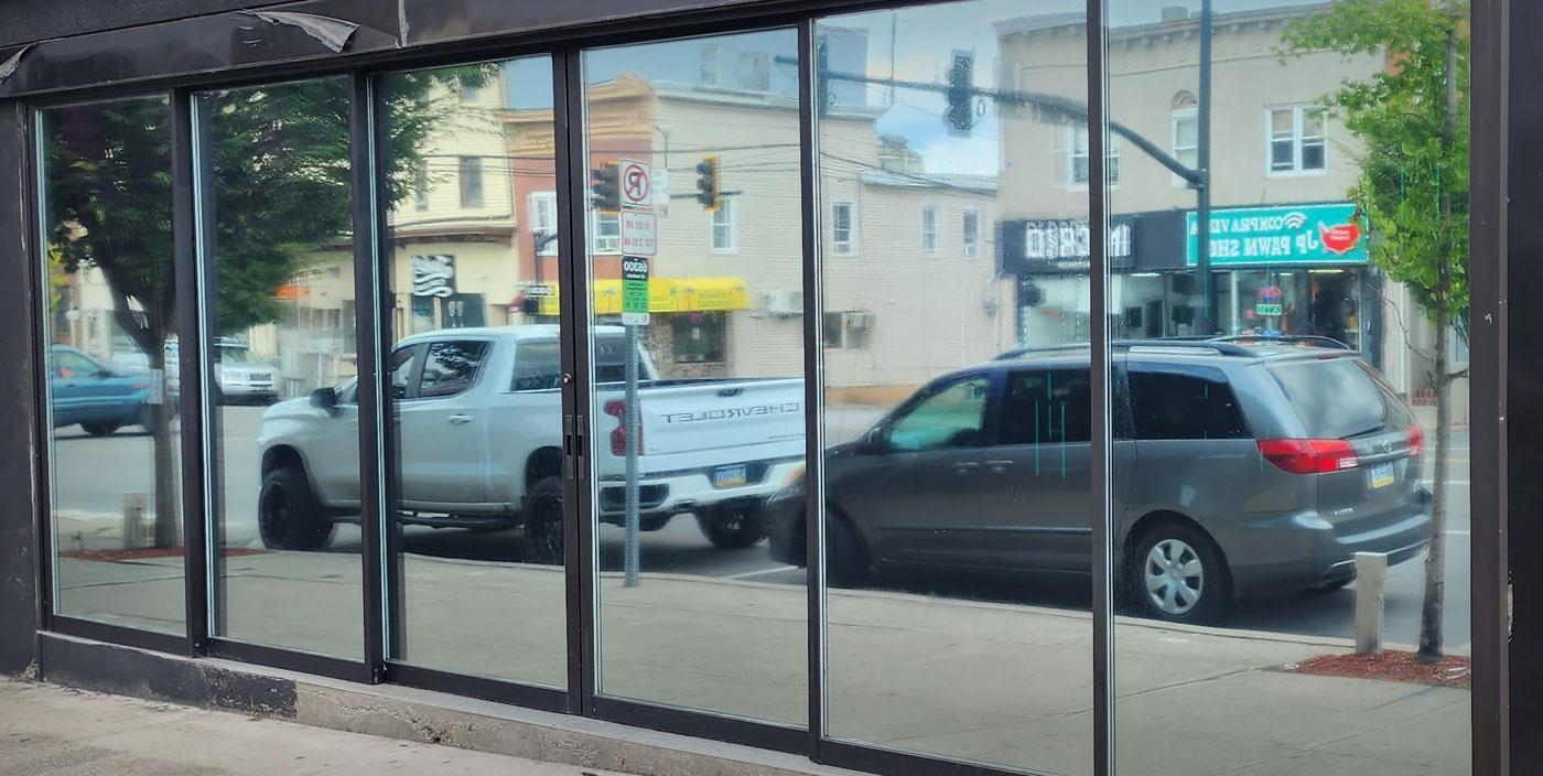 20203-1017-reflective-mirror-commercial-window-tint